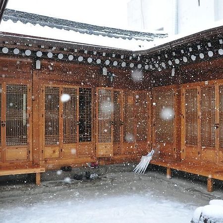 Hueahn Hanok Guesthouse โซล ภายนอก รูปภาพ